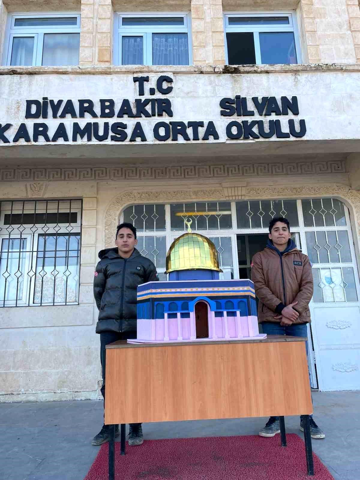 Diyarbakır\'da Ortaokul Öğrencileri Filistin\'e Destek İçin Şarkı Söyledi