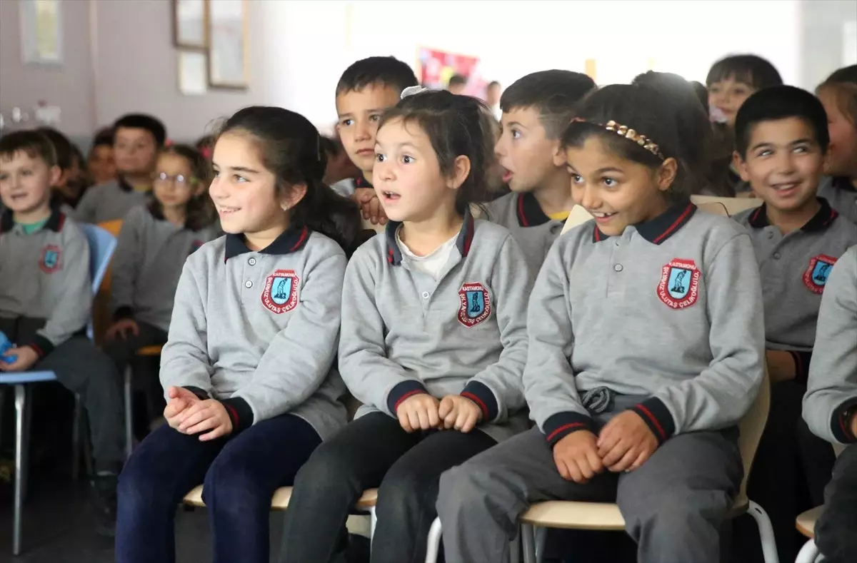 Doktoralı meddah gittiği köylerde dinlediği hikayeleri derliyor