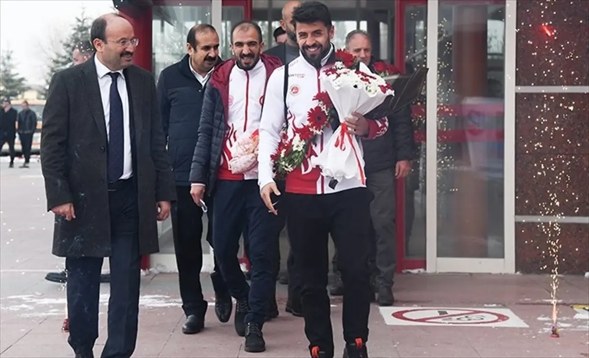 Dünya Kick Boks Şampiyonası\'nda gümüş madalya kazanan milli sporcu Cebrail Gençoğlu, memleketi Erzurum\'da çiçeklerle karşılandı