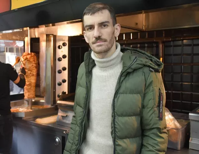 Yediği dürüme saç teli koyup hesap ödemekten yırtacaktı, o anlarda kameraya yakalandı