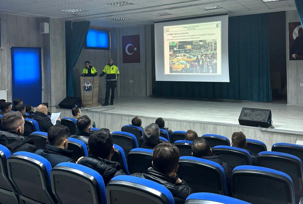 Hakkari Emniyet Müdürlüğü\'nden 380 emniyet personeline genel trafik eğitimi