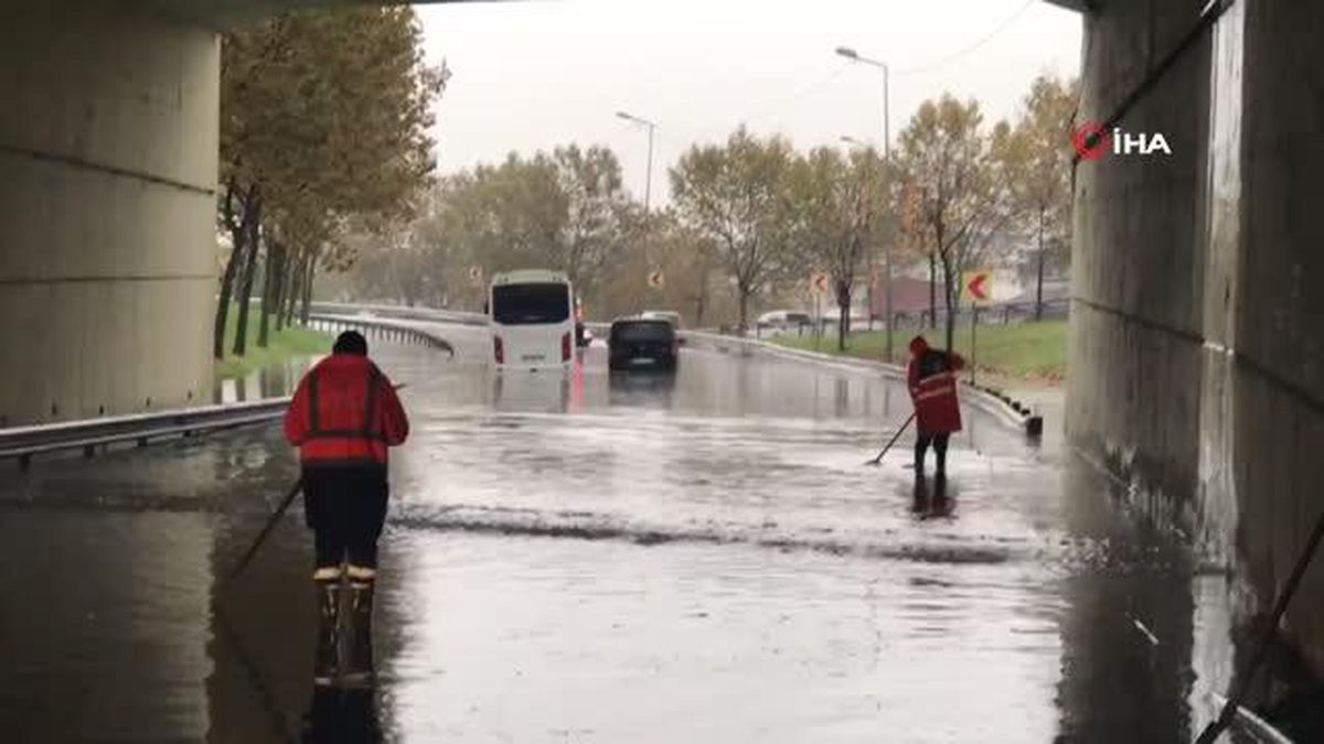 Esenler\'de alt geçit göle döndü: Bir servis minibüsü ile otomobil mahsur kaldı