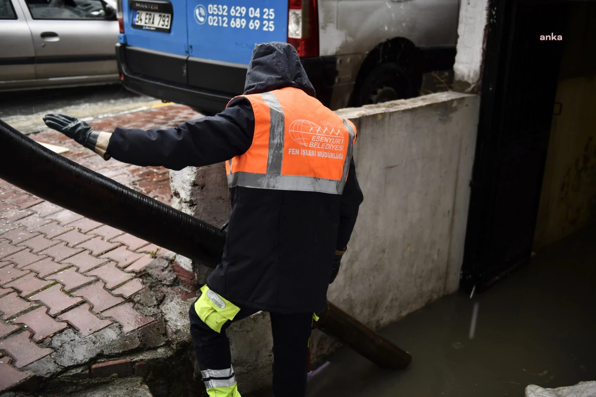 Esenyurt Belediyesi, sağanak yağışlarda vatandaşları korumak için çalışıyor