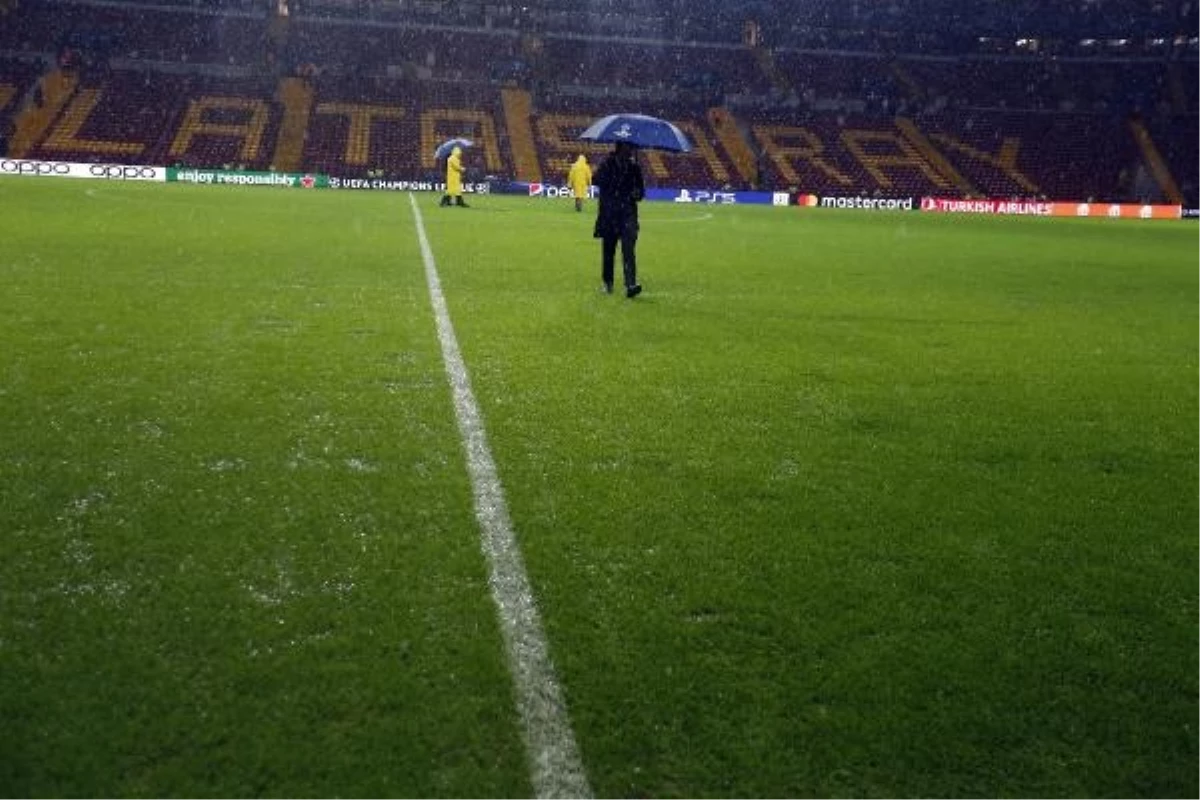 Galatasaray - Manchester United maçında zemin sorunu yaşanıyor