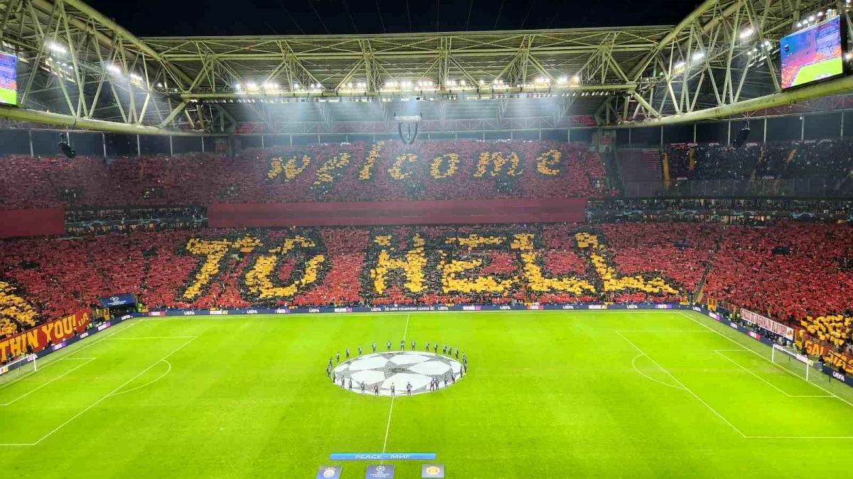 Galatasaray-Manchester United Maçı Öncesi Taraftarlar Koreografi Yaptı