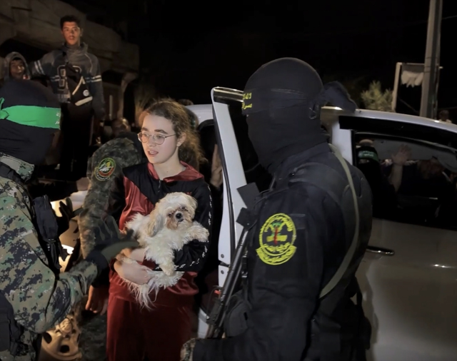 Hamas, İsrailli rehineyi köpeğiyle birlikte serbest bıraktı