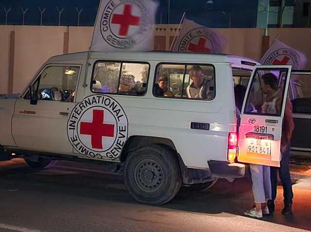 Hamas Putin'in isteğini hemen kabul etti: 2 Rus rehineyi serbest bıraktılar