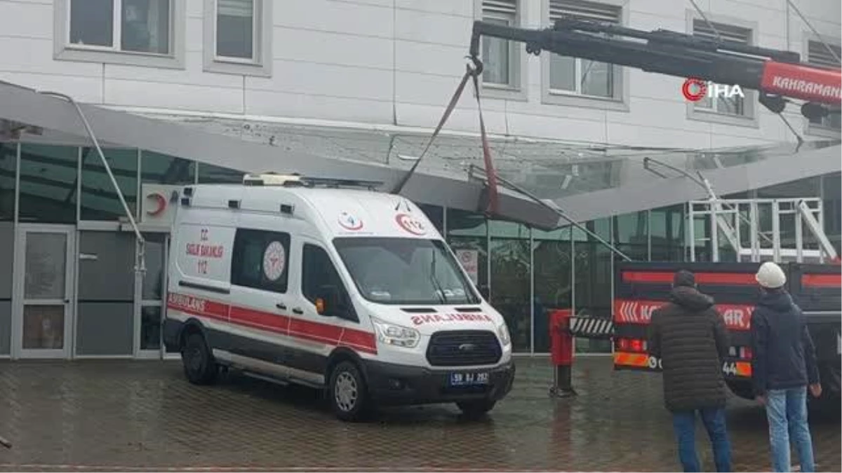 Hastane girişinin tavanı ambulansın üzerine çöktü