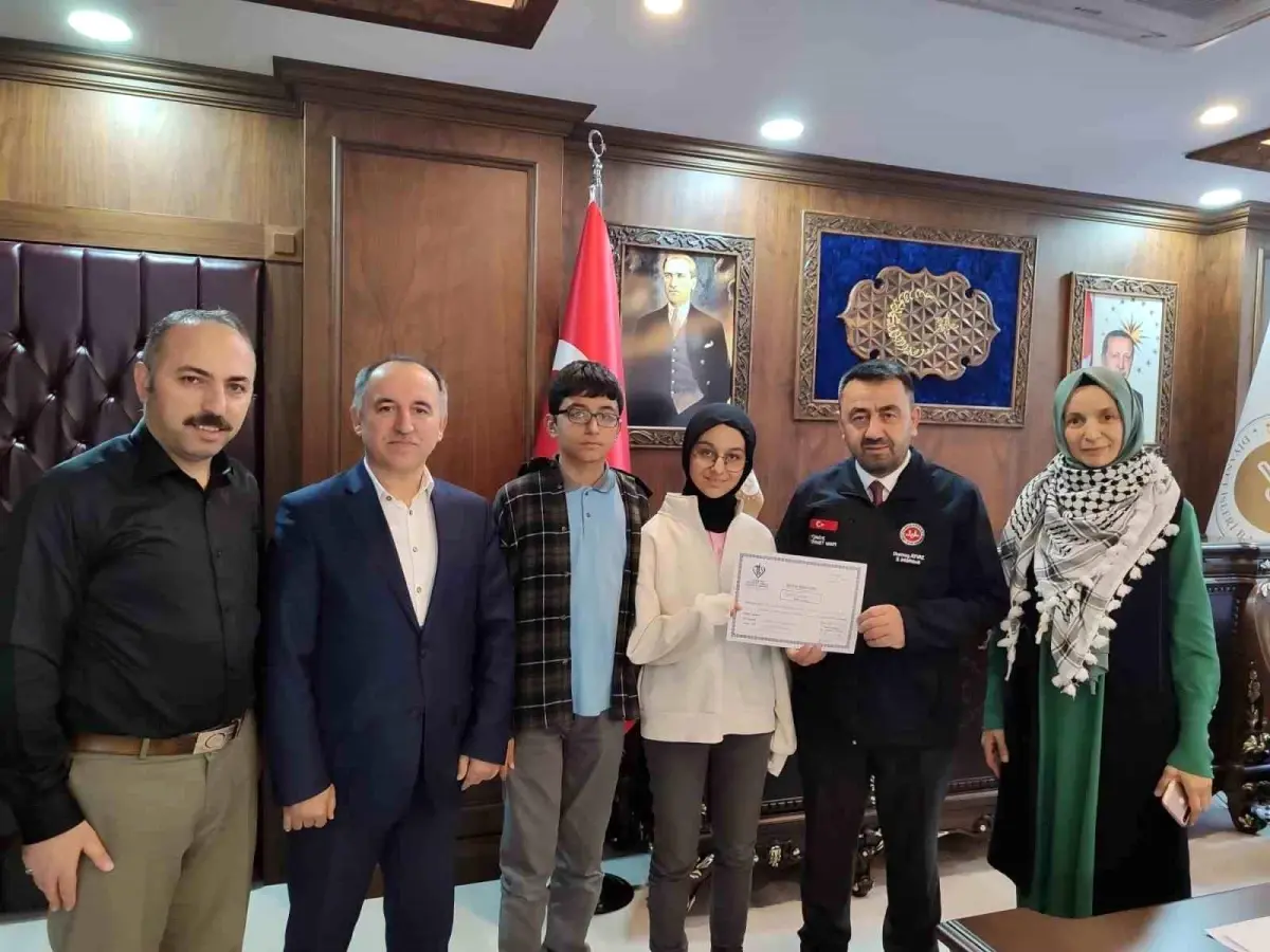 Amasya\'da Filistinli çocuklara destek için limonata satan kardeşler