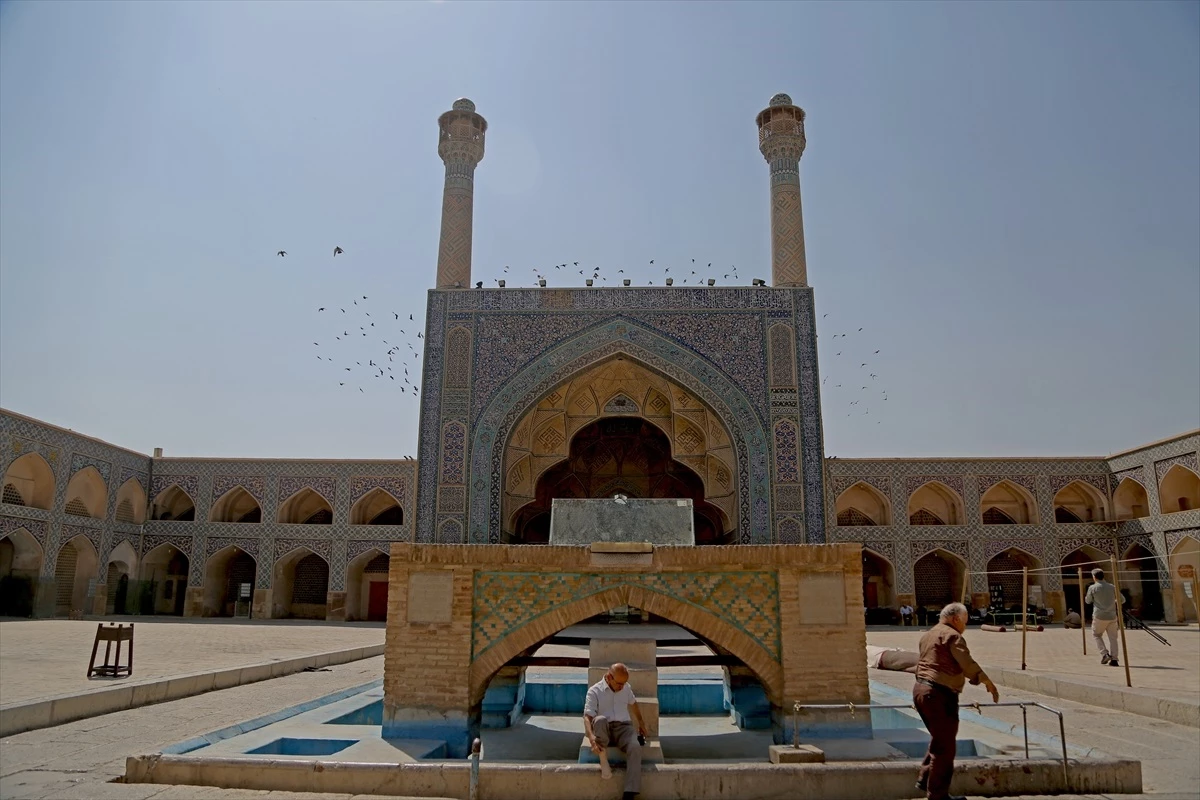 İsfahan\'da Selçuklu Devleti döneminde inşa edilen cami farklı mimarisiyle tarihe tanıklık ediyor