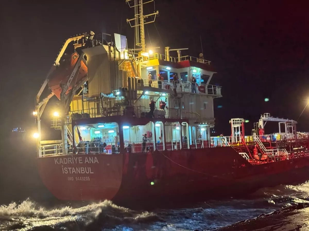 İstanbul\'da bir gemi karaya oturdu