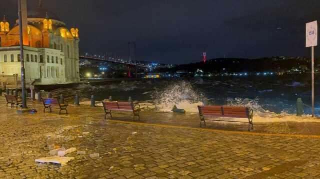 İstanbul'da fırtına etkili oldu, sahil şeridi sular altında kaldı