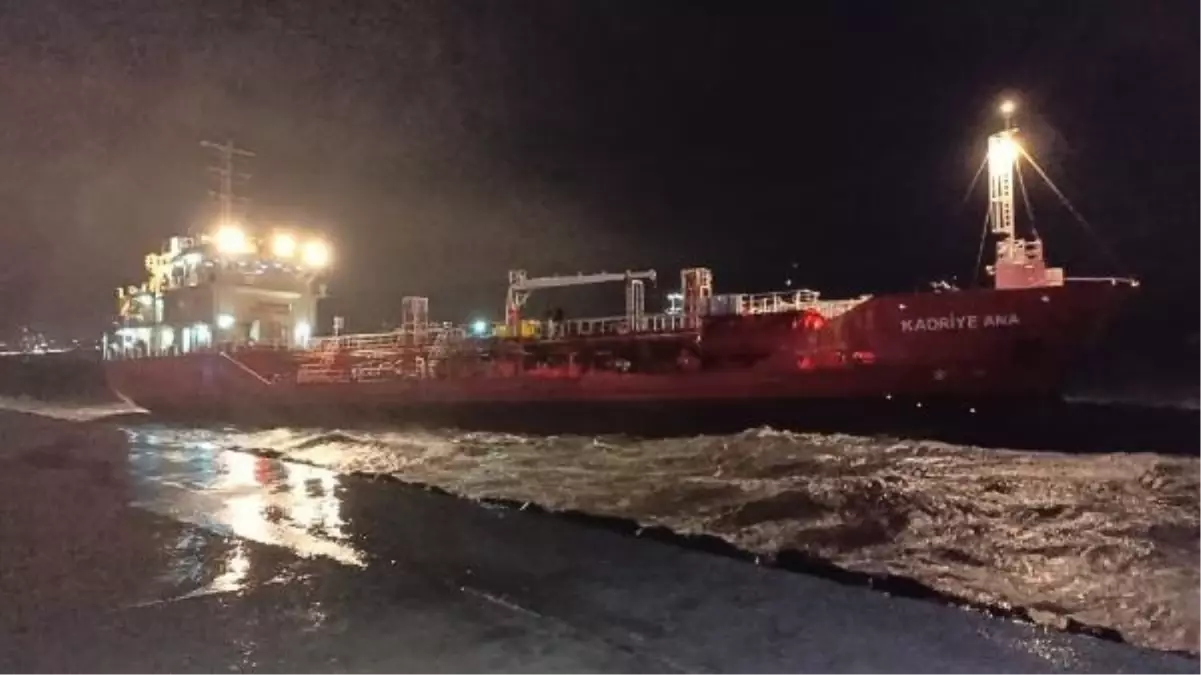 İstanbul\'da fırtına nedeniyle gemi karaya oturdu