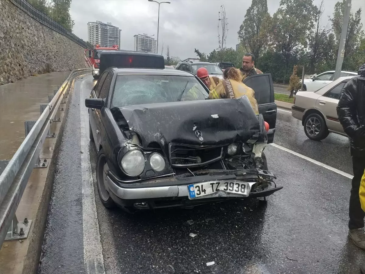 İstanbul'da Zincirleme Trafik Kazasında 3 Kişi Yaralandı - Son Dakika