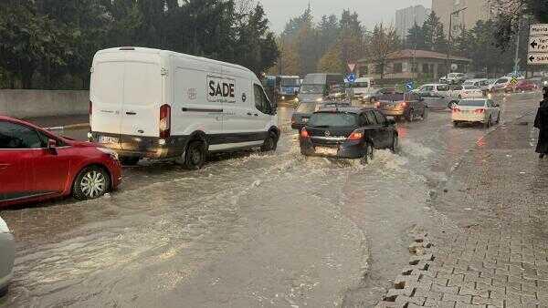 İstanbul sağanak yağışa teslim oldu, AKOM'dan uyarı geldi