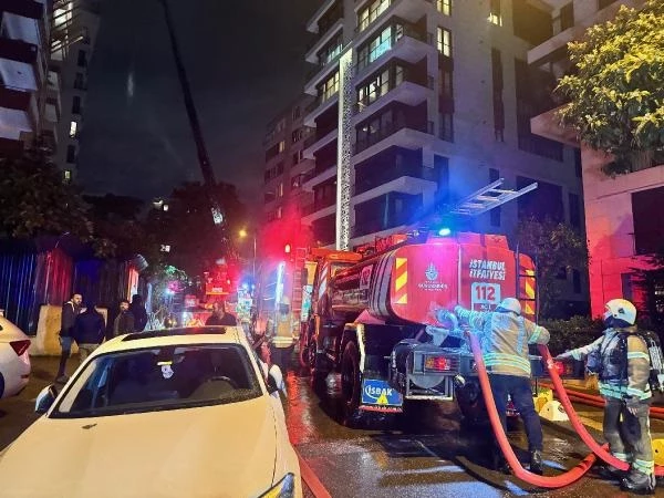 Kadıköy'de 14 katlı metruk binanın çatısına yıldırım düştü