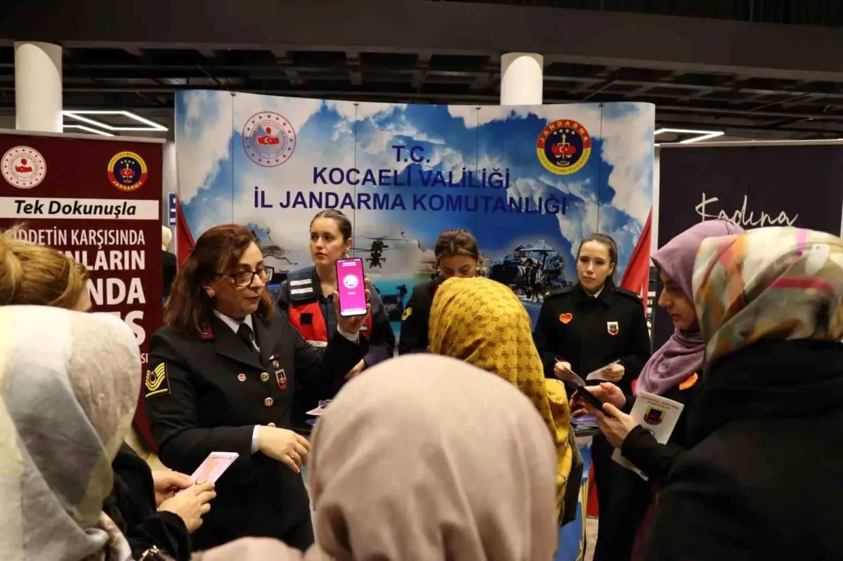 Kocaeli İl Jandarma Komutanlığı Kadına Yönelik Şiddete Karşı Mücadele Günü\'nde KADES\'i tanıttı