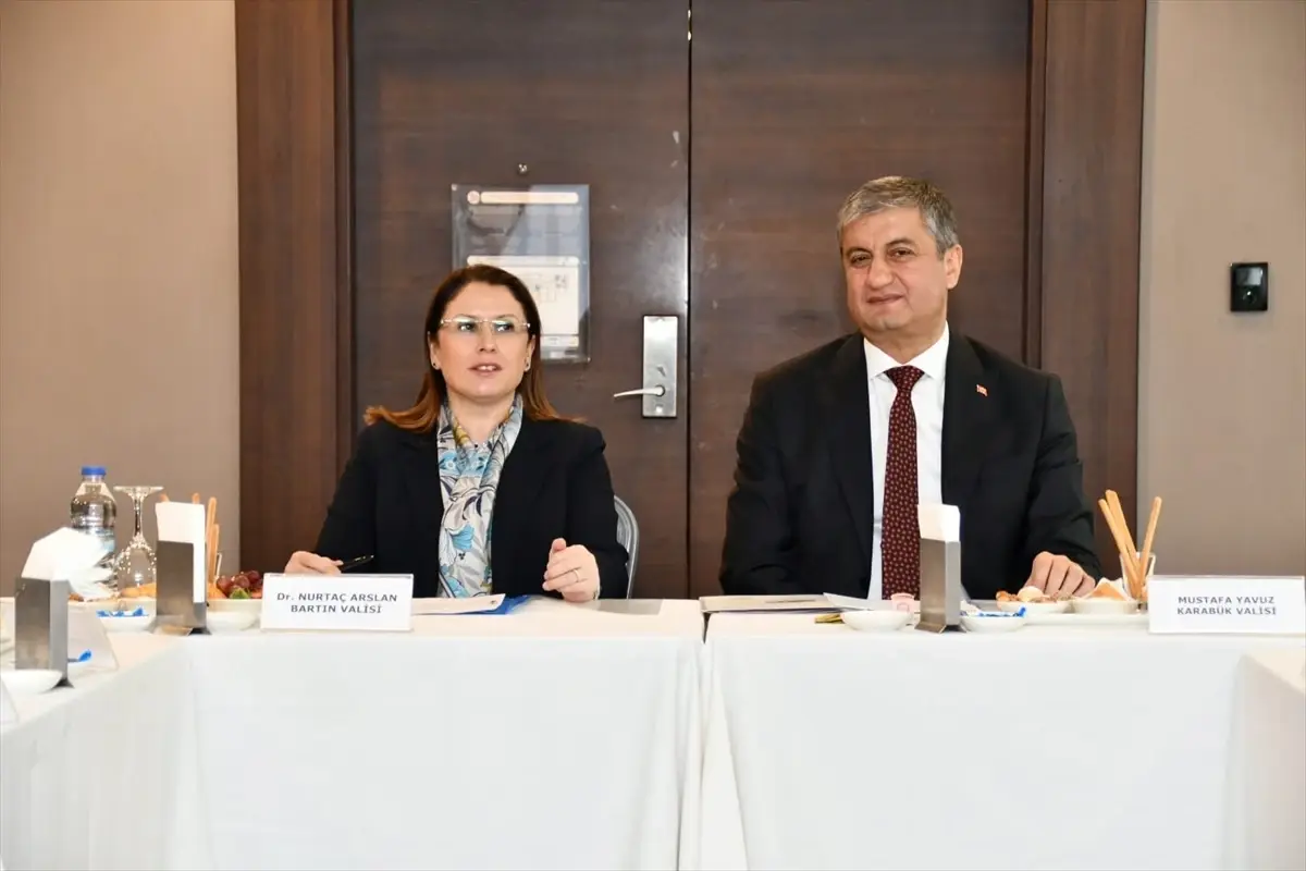 Karabük\'te 2 otomobilin çarpıştığı kazada 3 kişi yaralandı