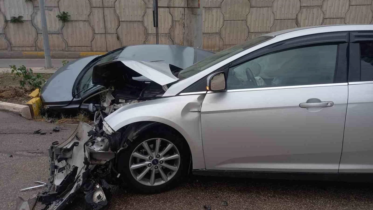 Kırıkkale\'de kavşakta çarpışan otomobillerde 3 kişi yaralandı
