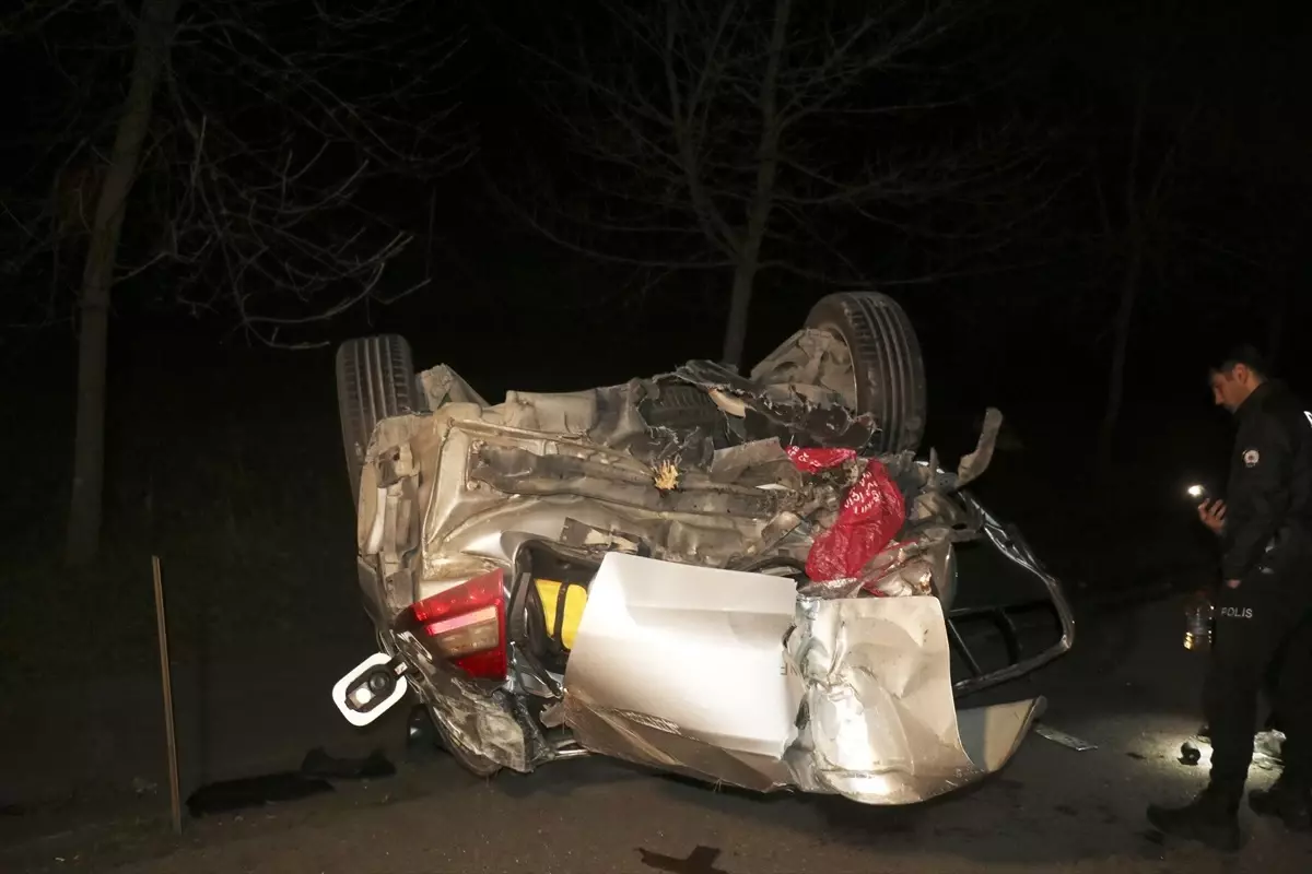 Kartepe\'de takla atan otomobilin sürücüsü yaralandı