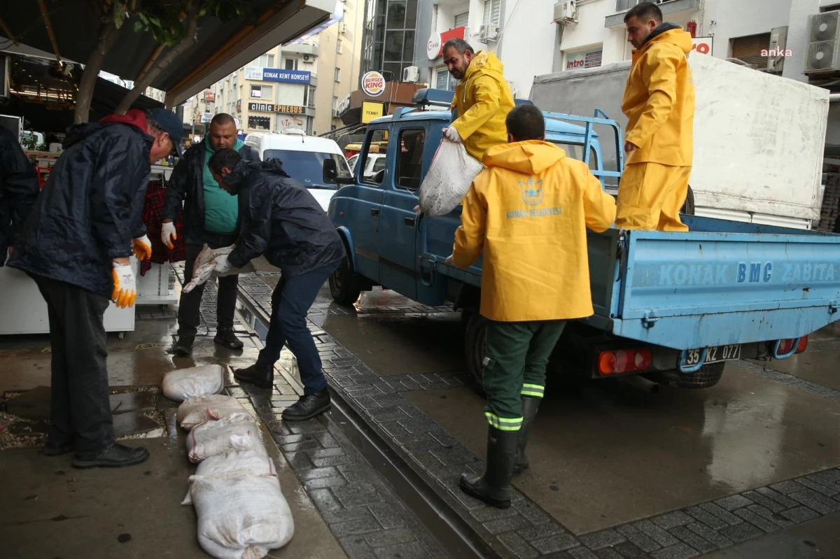 Konak Belediyesi, İzmir\'deki esnafa kum torbası desteği verdi