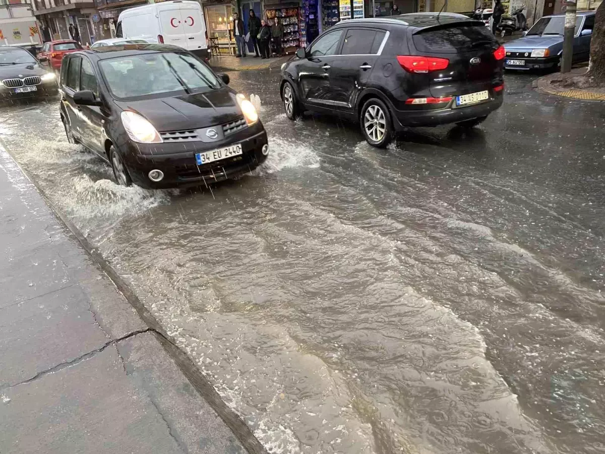 Küçükçekmece\'de Sağanak Yağışta Rögarlar Taştı