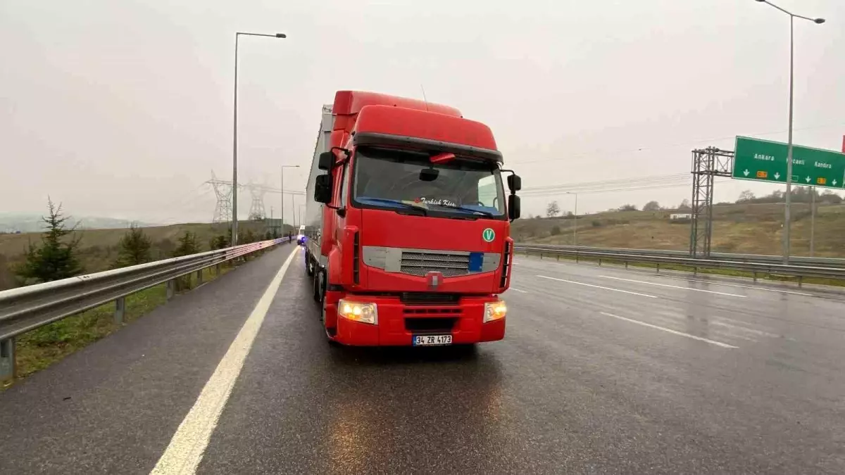 Kuzey Marmara Otoyolu\'nda lüks otomobil tıra çarptı, 3 kişi yaralandı