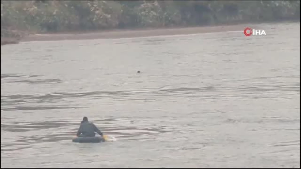 Nehirde suya kapılan kardeşlerden Zilan Çalış\'ın kurtarılma anı kamerada