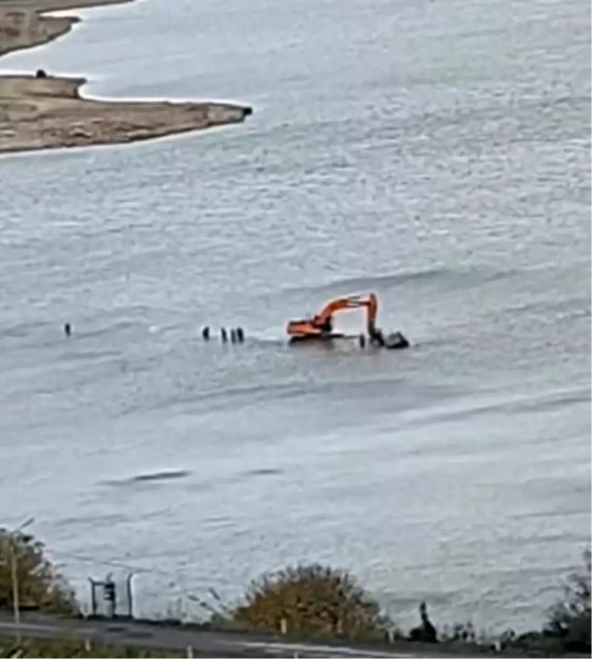 İstanbul\'da traktörler suya saplandı, sürücüler zor anlar yaşadı