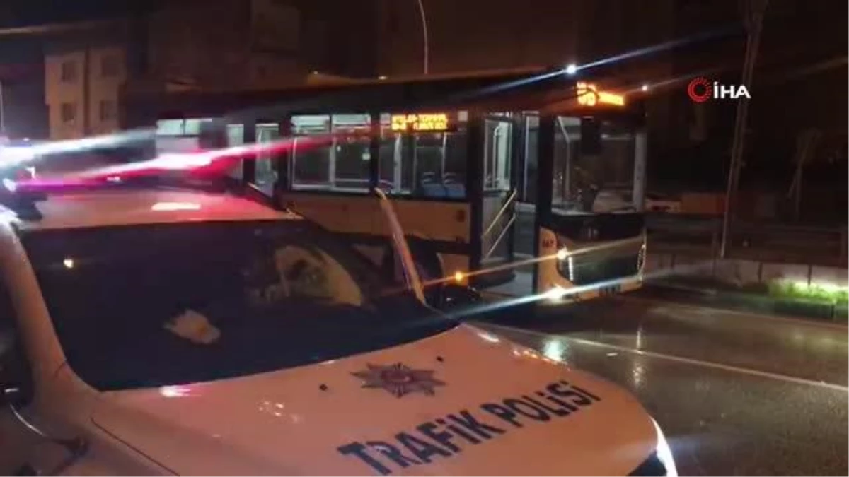 Bursa\'da otomobil belediye otobüsüne çarptı, sürücü yaralandı