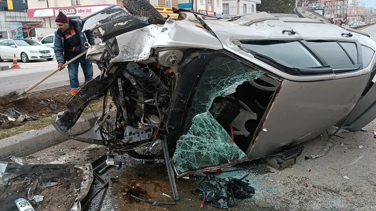 Sivas\'ta otomobil devrildi, 3 kişi yaralandı