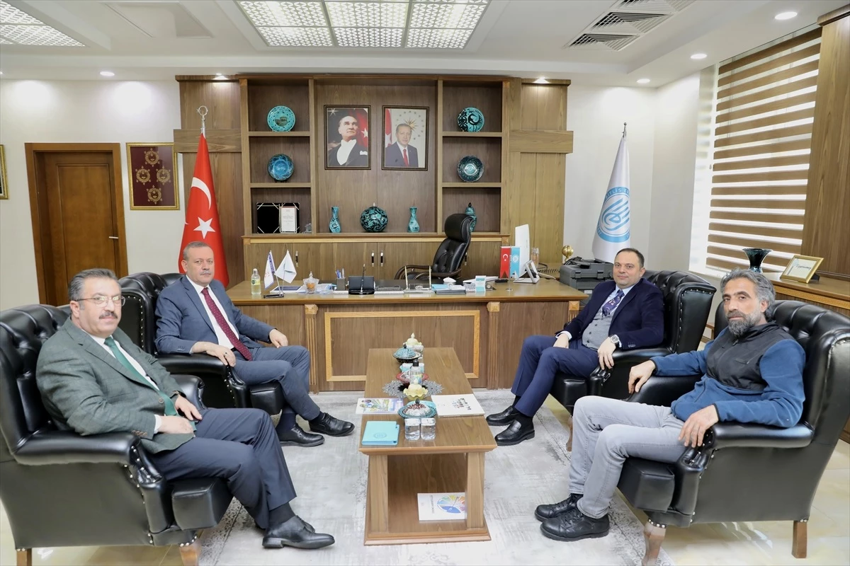 Tatvan Kaymakamı Remzi Demir, Bitlis Eren Üniversitesi Rektörü Prof. Dr. Necmettin Elmastaş\'ı ziyaret etti