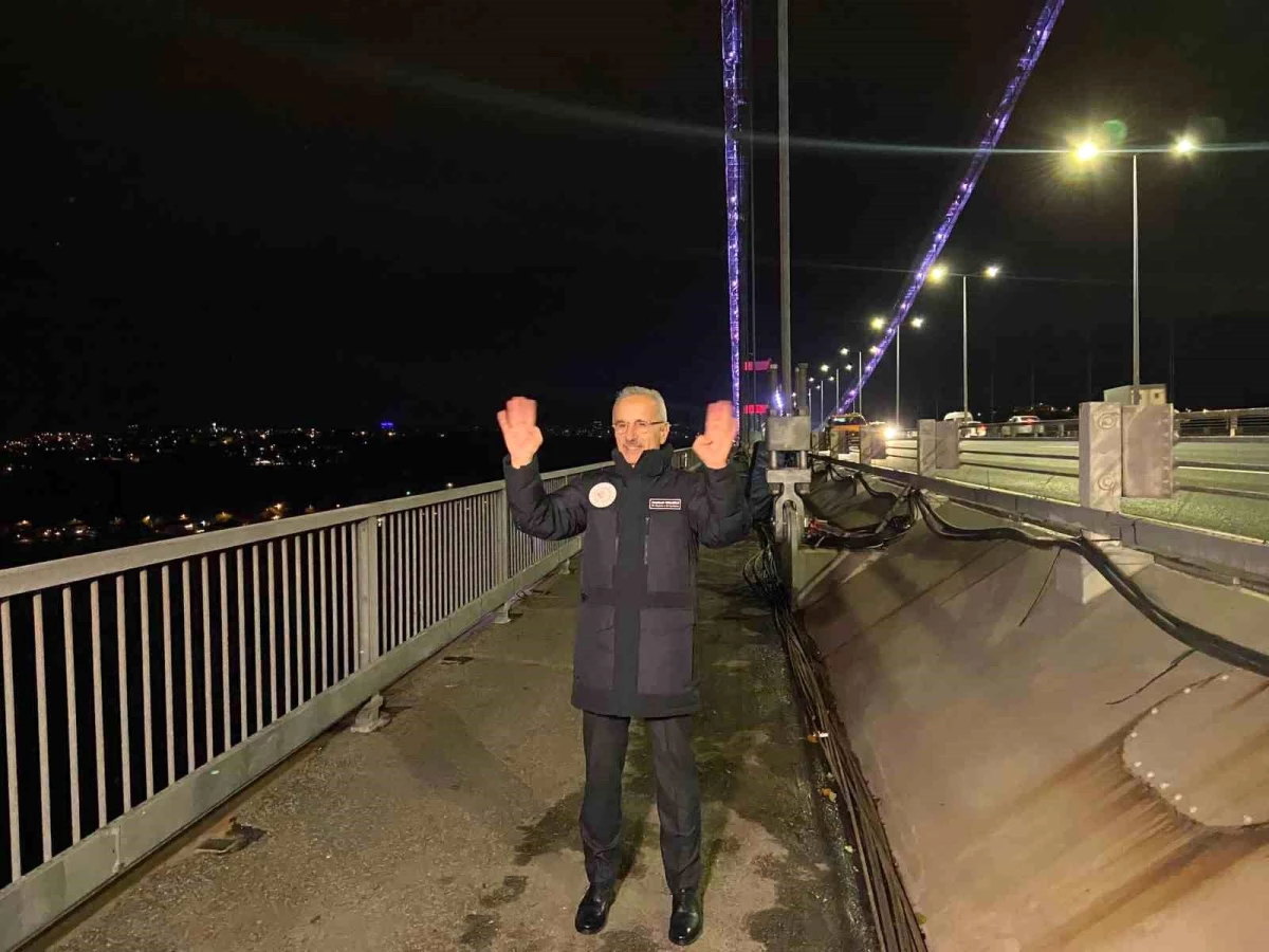 Ulaştırma ve Altyapı Bakanı Abdulkadir Uraloğlu bakımı devam eden FSM Köprüsü\'nde incelemerde bulundu