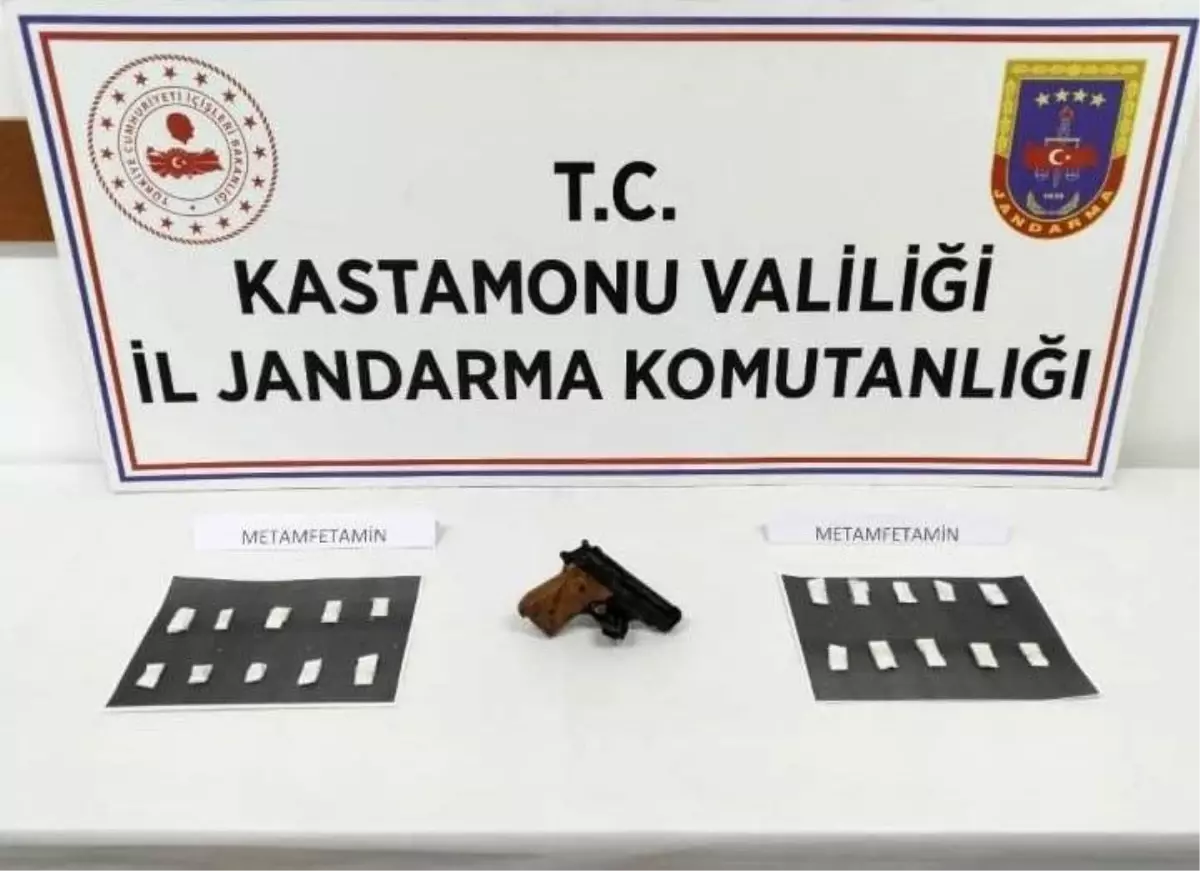 İnebolu\'da yapılan aramada uyuşturucu ticaretinden elde edildiği düşünülen 24 bin TL ele geçirildi