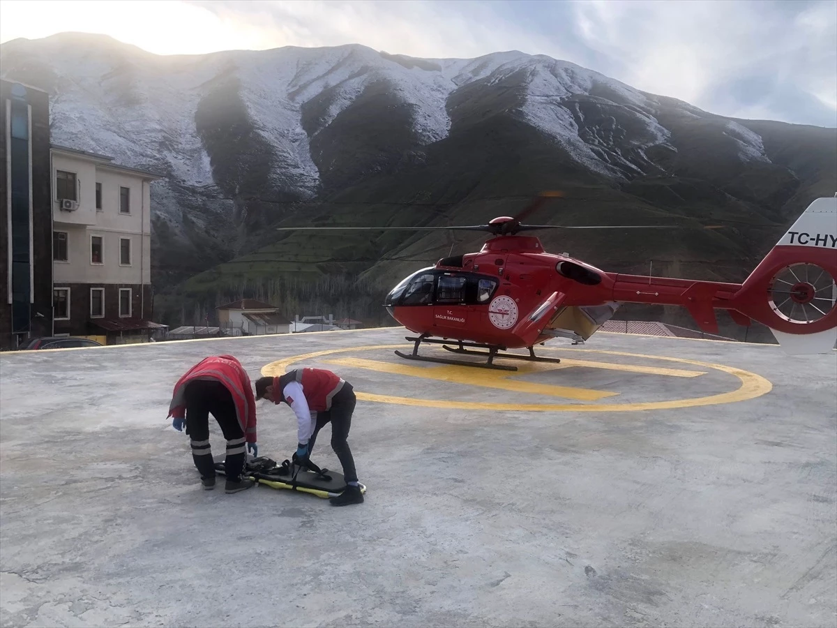 Van\'da Göğüs Ağrısı Şikayeti Olan Kadın Hasta Ambulans Helikopterle Nakledildi