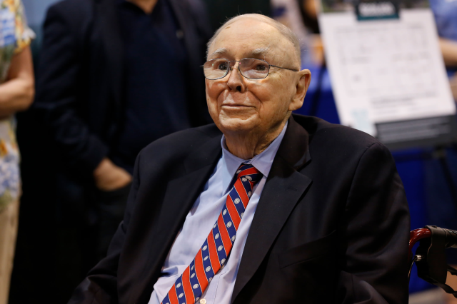 Warren Buffet'ın ortağı Charlie Munger 99 yaşında hayatını kaybetti