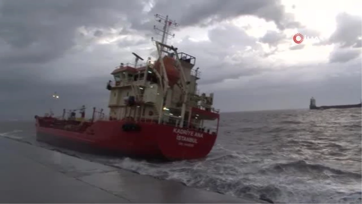 Zeytinburnu açıklarında karaya oturan gemi kurtarıldı
