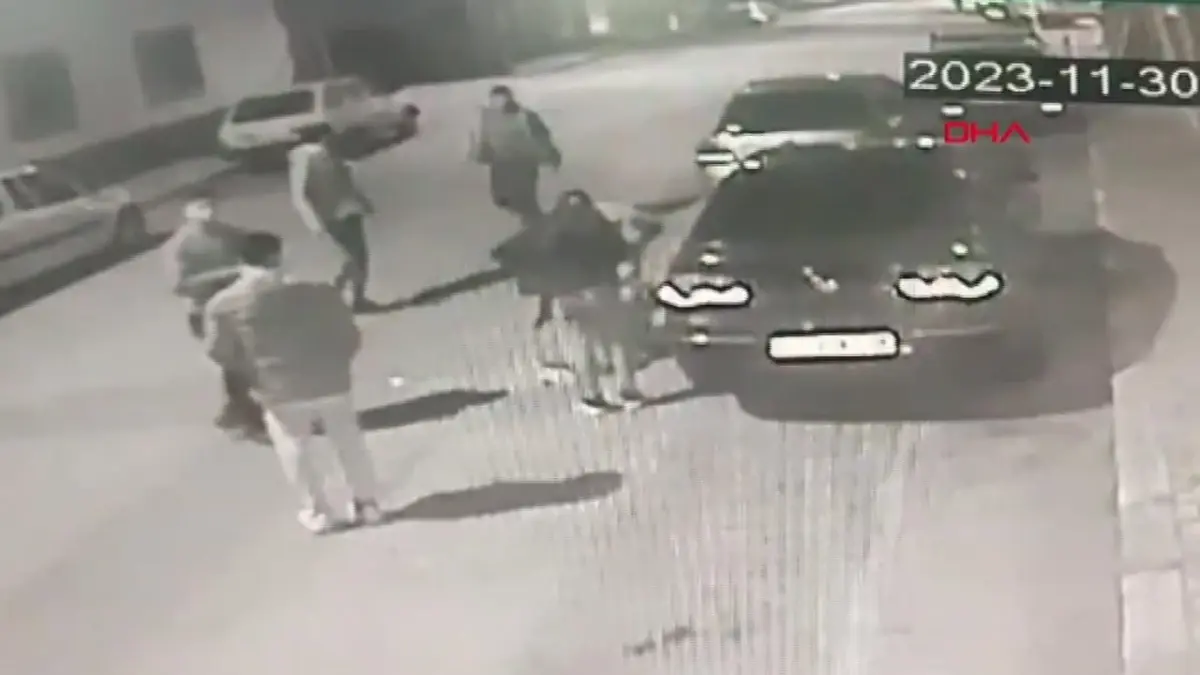 Kamyonetin açılan kapağı kadının başına çarptı