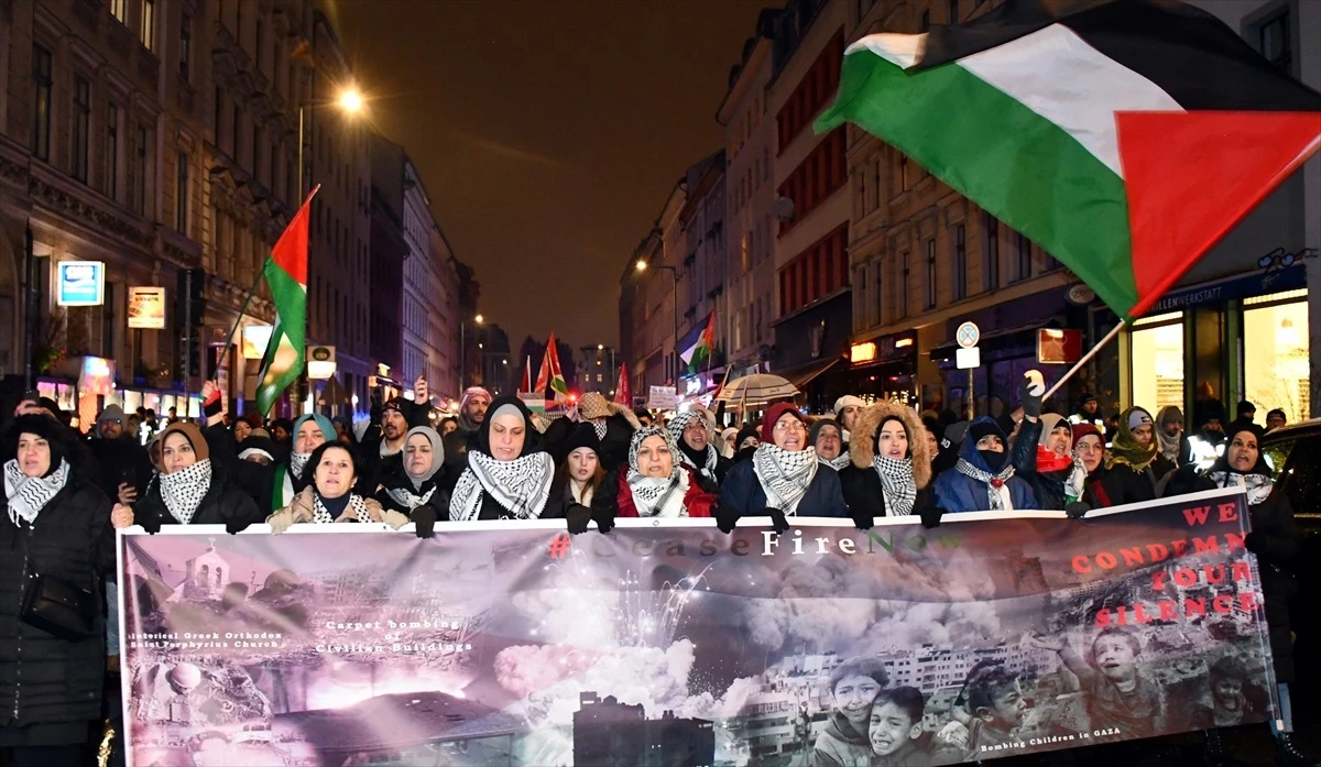 Berlin\'de İsrail saldırılarını protesto