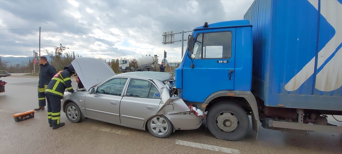 Amasya\'da kamyonla çarpışması sonucu yaralanan otomobilin sürücüsü hastaneye kaldırıldı