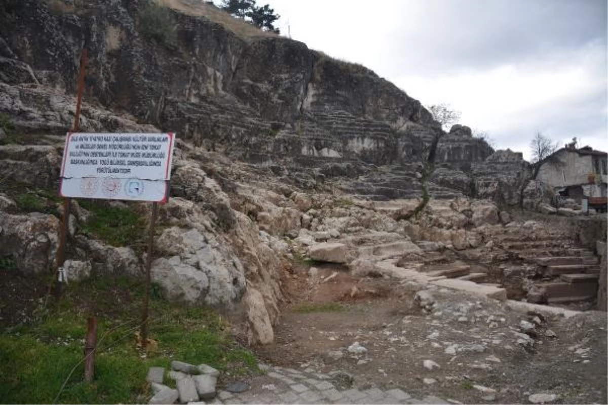 Zile Kalesi\'nde yapılan kazı çalışmalarında tarihi kalıntılar bulundu