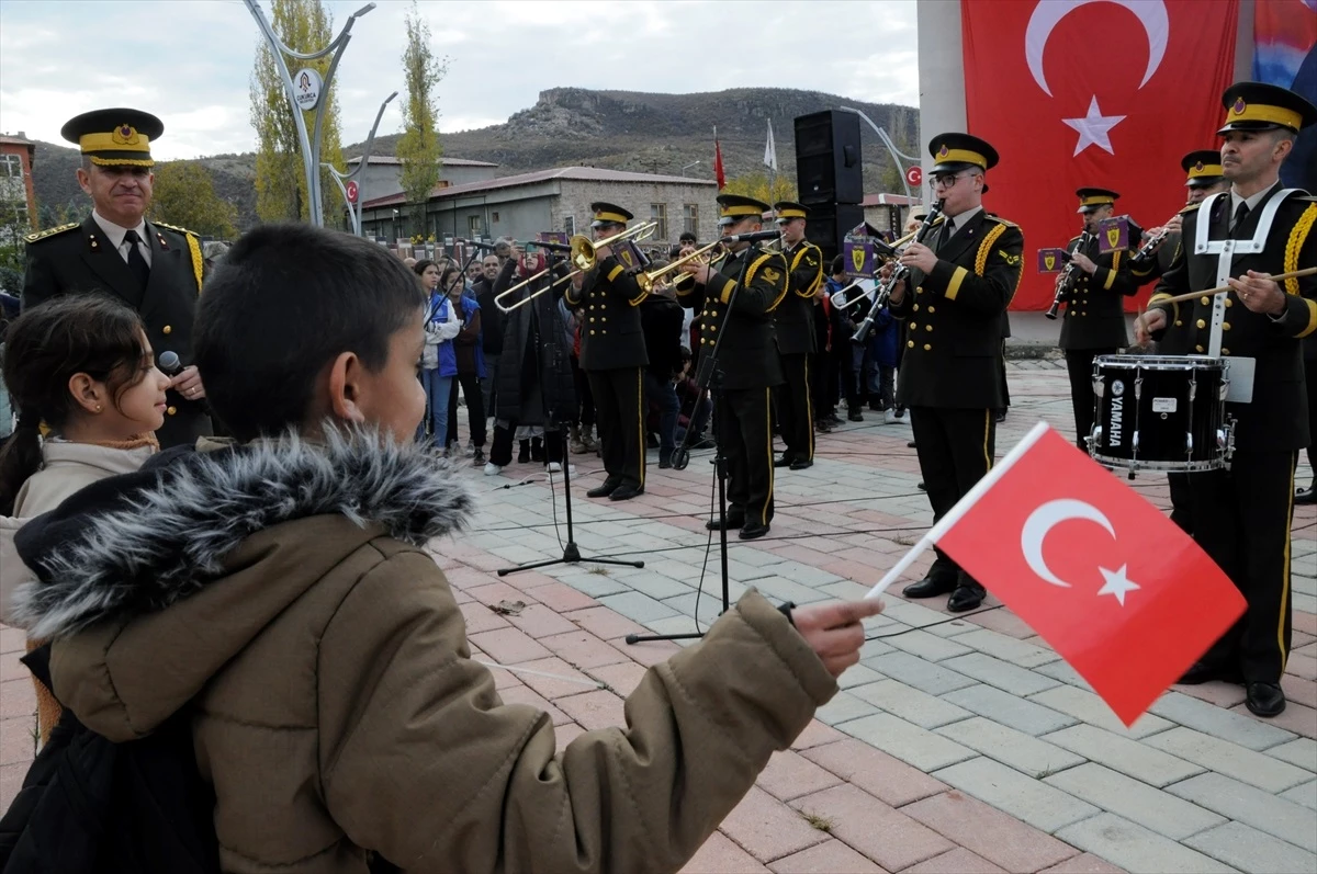 Malatya\'dan gelen 2. Ordu Komutanlığı Bandosu Çukurca\'da konser verdi