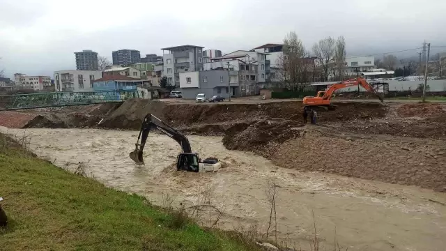 Azgın sel sularında can pazarı! Mahsur kalan kepçe operatörü böyle kurtarıldı