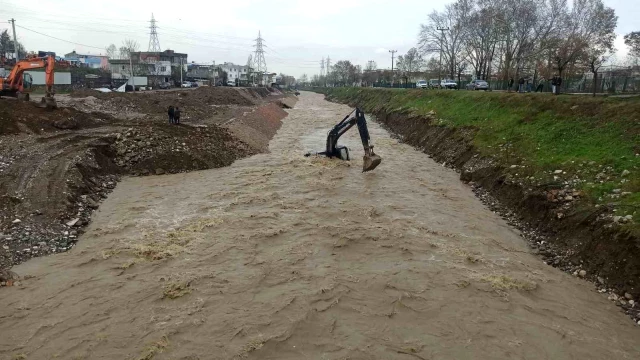 Azgın sel sularında can pazarı! Mahsur kalan kepçe operatörü böyle kurtarıldı