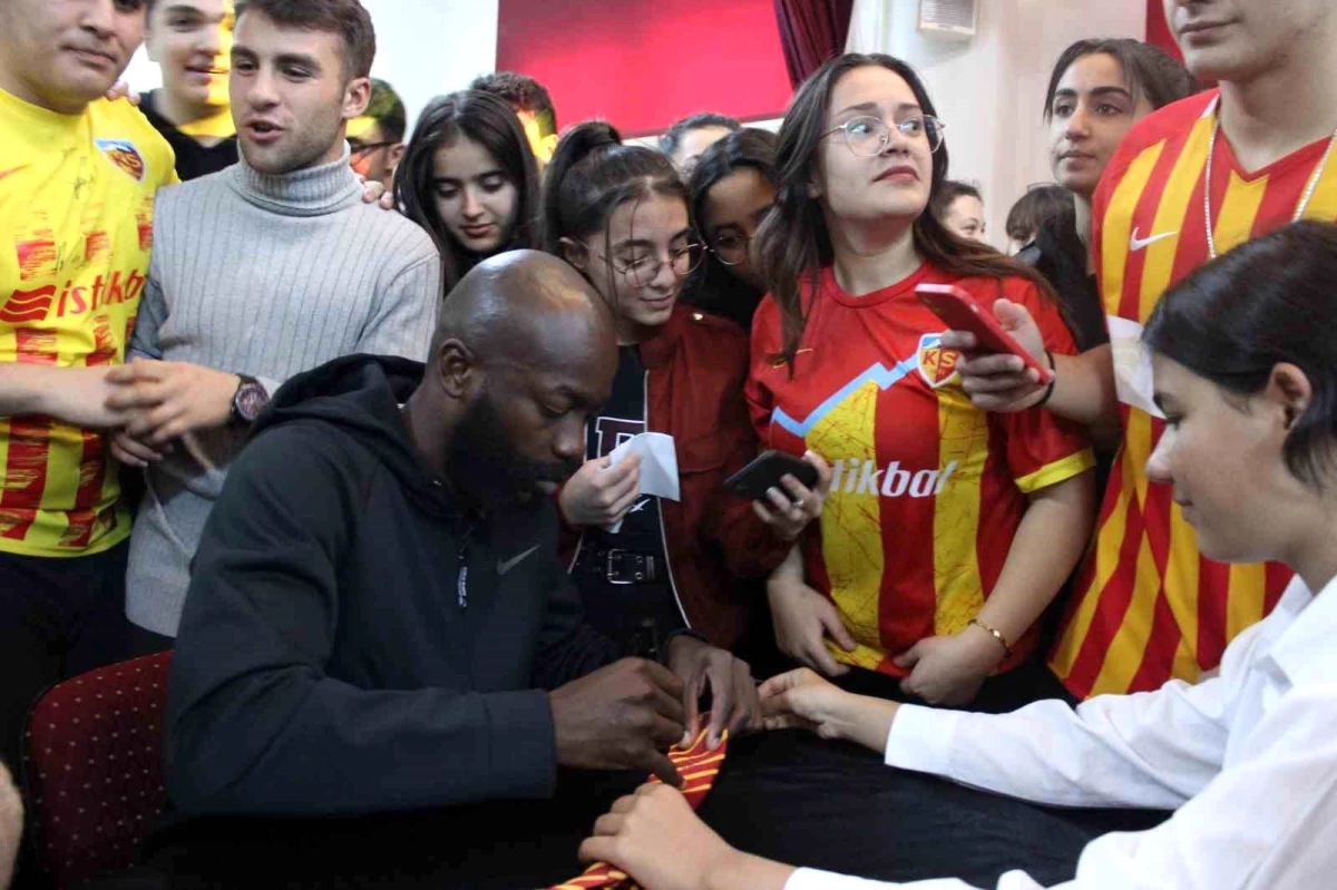 Kayserisporlu futbolcular Bünyan\'da öğrencilerle buluştu