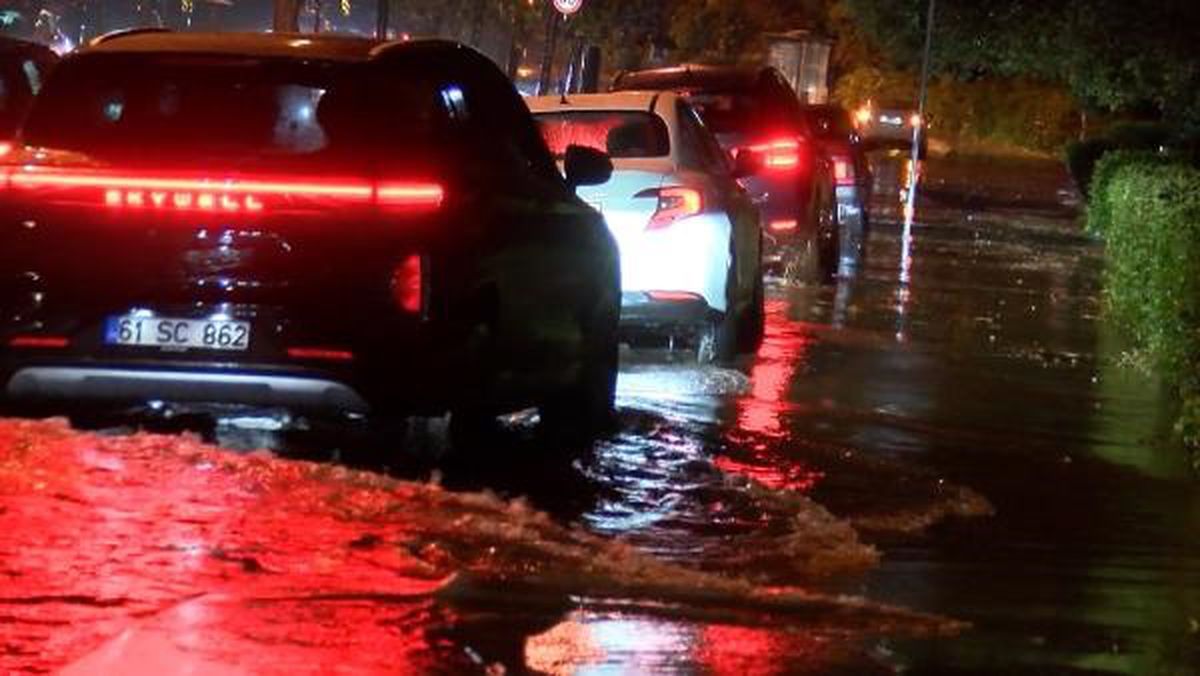İstanbul\'da yağış sonrası cadde su altında kaldı