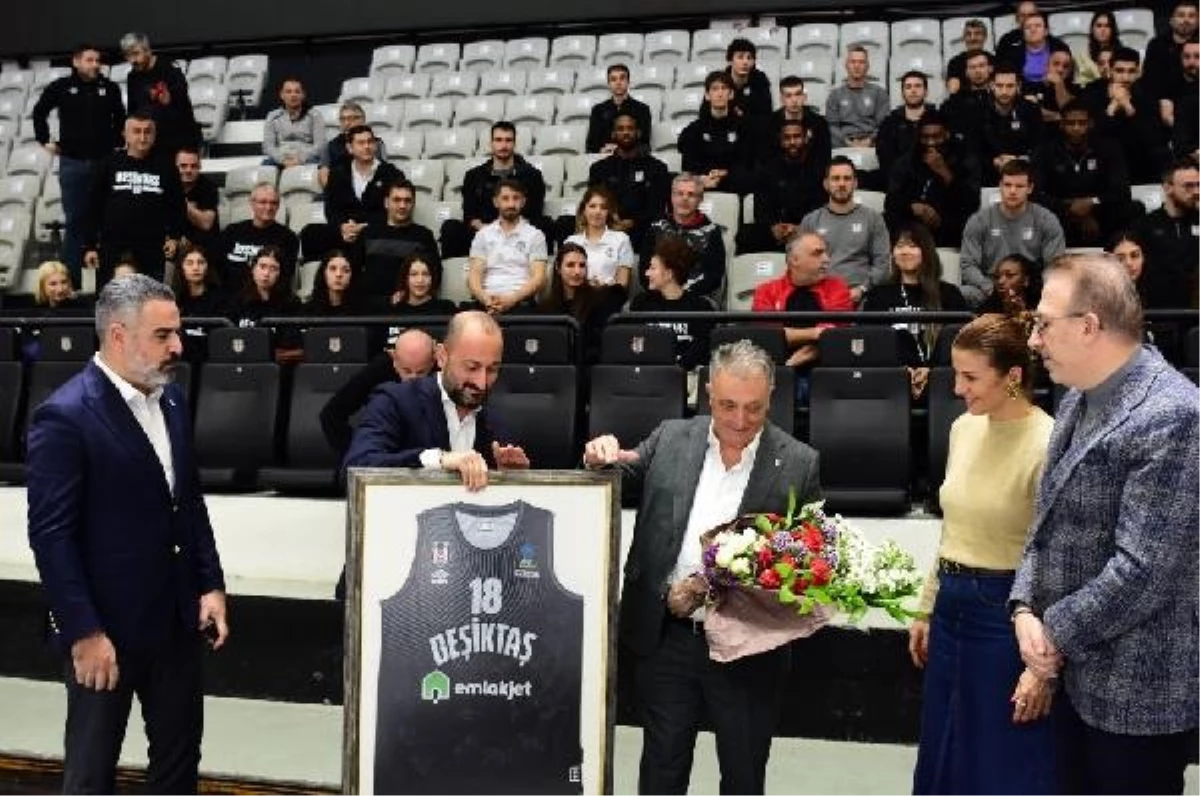 Beşiktaş Başkanı Ahmet Nur Çebi, basketbol takımlarına veda ziyaretinde bulundu