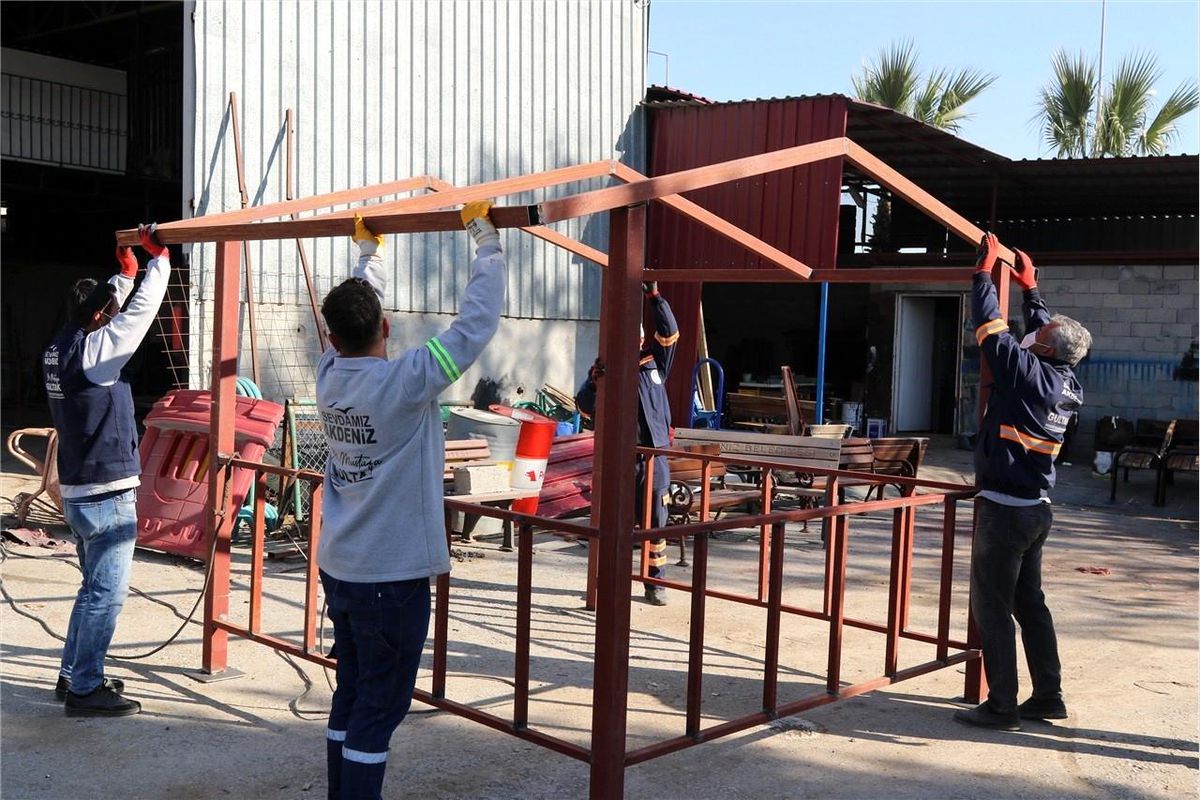 Akdeniz Belediyesi Park ve Bahçeler Müdürlüğü, Park ve Yeşil Alanlar İçin Mobilya Üretiyor