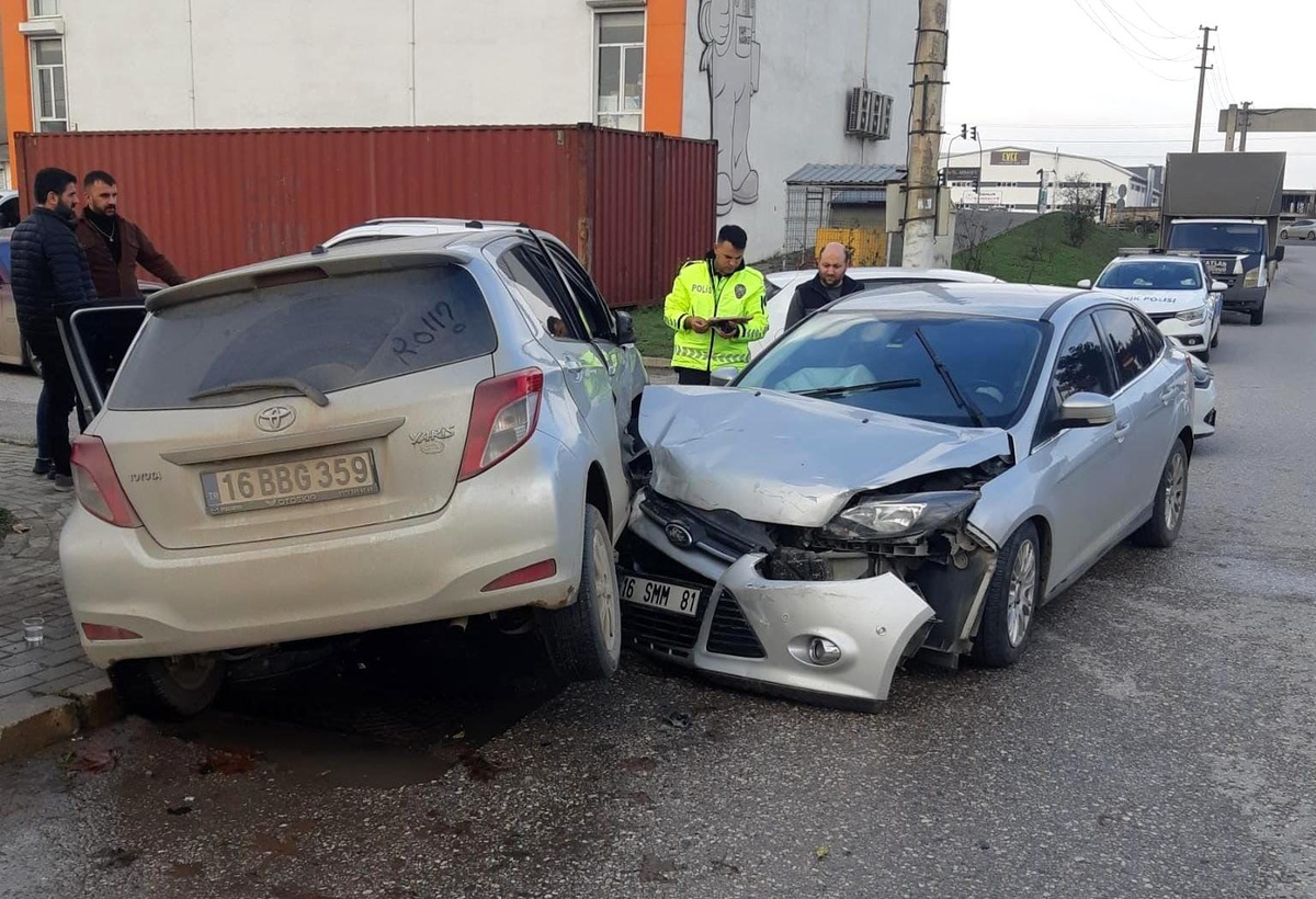 İnegöl\'de 2 Otomobil Çarpıştı: 1 Yaralı