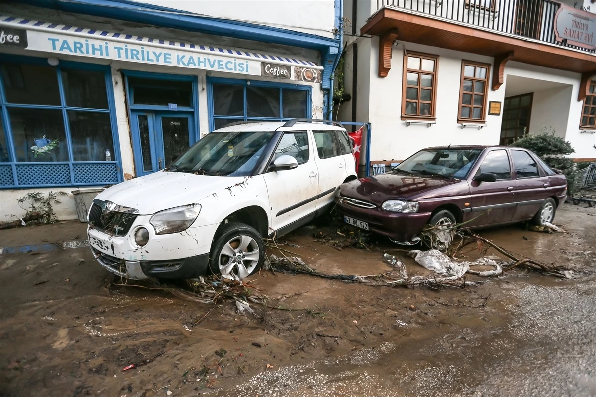 Bursa\'nın Mudanya ilçesinde şiddetli yağış nedeniyle mahsur kalan 16 kişi kurtarıldı